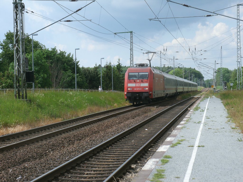 101 076 durchfuhr mit dem IC 2184 Hannover-Binz,am 09.Juni 2012,die Station Teschenhagen.