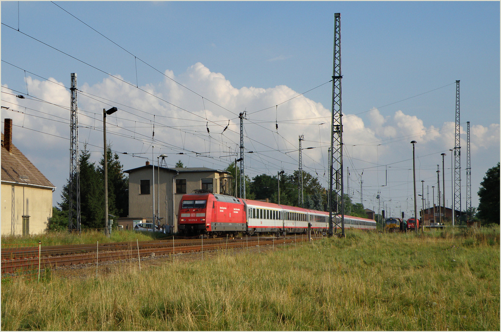 101 076 mit EC 172, umgeleitet bei der Durchfahrt in Neuburxdorf, 09.08.2012