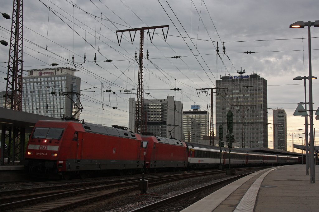 101 077 und 101 007 verlassen am 10.5.12 mit einem EuroCity den Hbf von Essen.