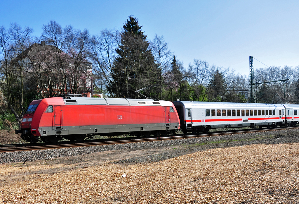 101 077-6 IC kurz vor dem Bf Bonn-Oberkassel - 26.03.2012