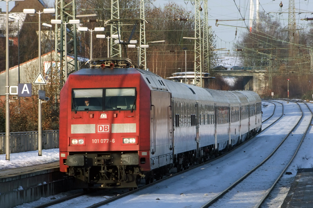 101 077-6 mit IC nach Luxemburg bei der Einfahrt in Recklinghausen 9.12.2010