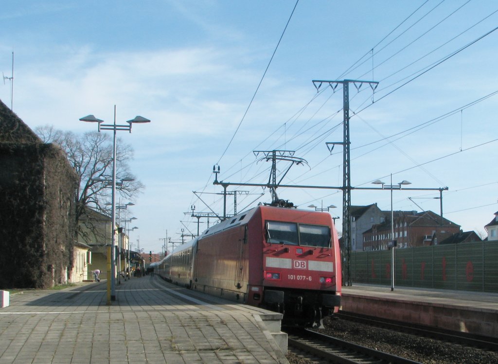 101 077-6, schiebt am 23.03.2011 einen IC auf den Linken Gleis (Gleis 1) durch Lehrte.