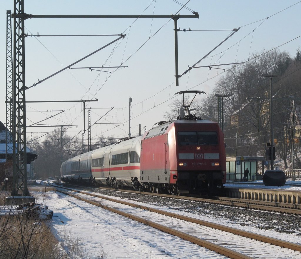 101 077-6 zieht am 05. Februar 2012 den defekten ICE 1512 durch Kronach.