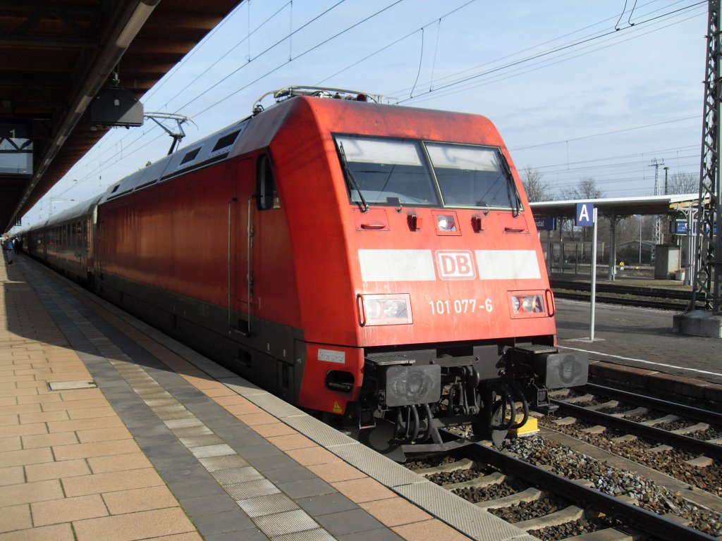 101 077 mit einem IC nach Schipol am 21.03.2009 in Stendal.