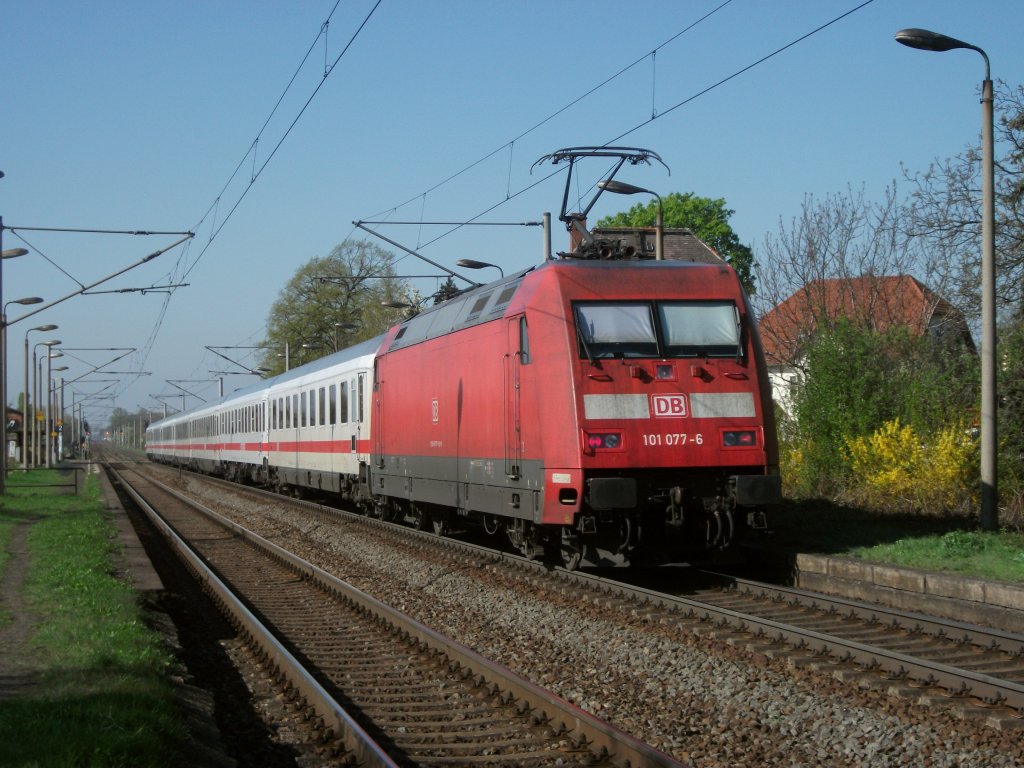101 077 schob am 16.04.11 den IC 2250 nach Frankfurt(M) durch L-R�ckmarsdorf Richtung Gro�korbetha.