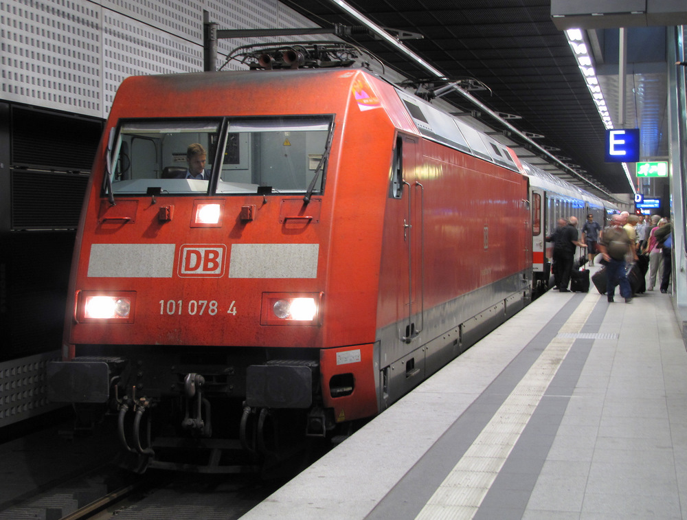 101 078-4 hat sein Reiseziel Berlin Hbf (tief) mit dem EC 340  Wawel  (Krakow Glowny -> Berlin Hbf) erreicht. Nun geht es in die Abstellanlage. 12.06.2010  