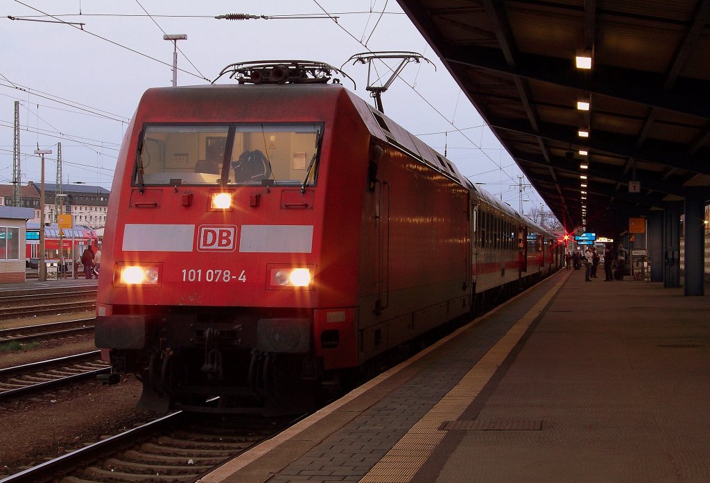 101 078-4 hatte am Wochenende des 12./13.12.2009 die Aufgabe, den EC 340/341 durch die Gegend zu fahren. Hier steht sie am 13.12.2009 mit dem EC 340  Wawel  (Krakow Glowny -> Hamburg-Altona) im Cottbuser Hbf bereit.