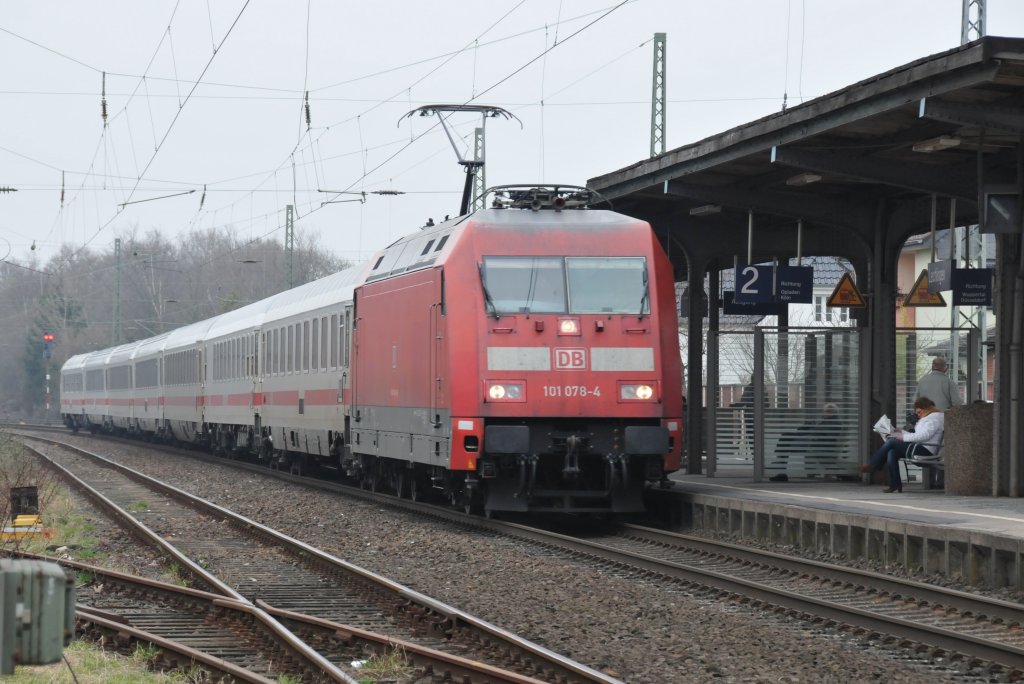 101 078-4 rast mit ihrem IC durch den Bhf Leichlingen in Richtung Kln. Aufgenommen am 19/02/2011 vom Bahnbergang neben dem Bhf.