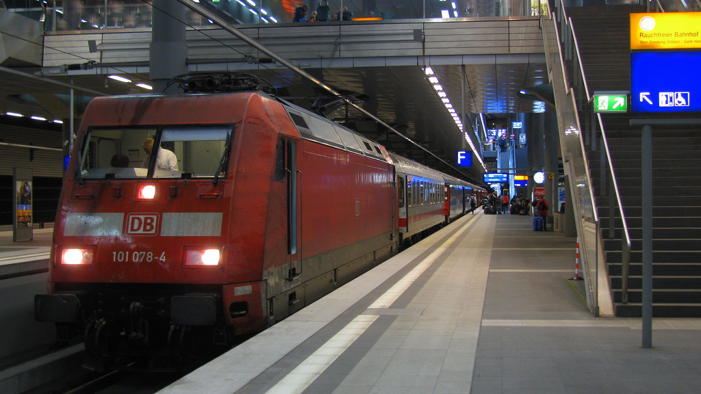 101 078-4 steht am 29.07.2011 im Berliner Hbf bereit. Fr sie wird es gleich mit dem EC 176 nach Hamburg-Altona gehen. Er kam aus Brno hl.n.
