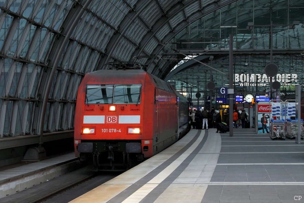 101 078-4 steht mit dem EC 341 nach Krakow Glowny in Berlin Hbf am Gleis 11. (12.12.2009)
