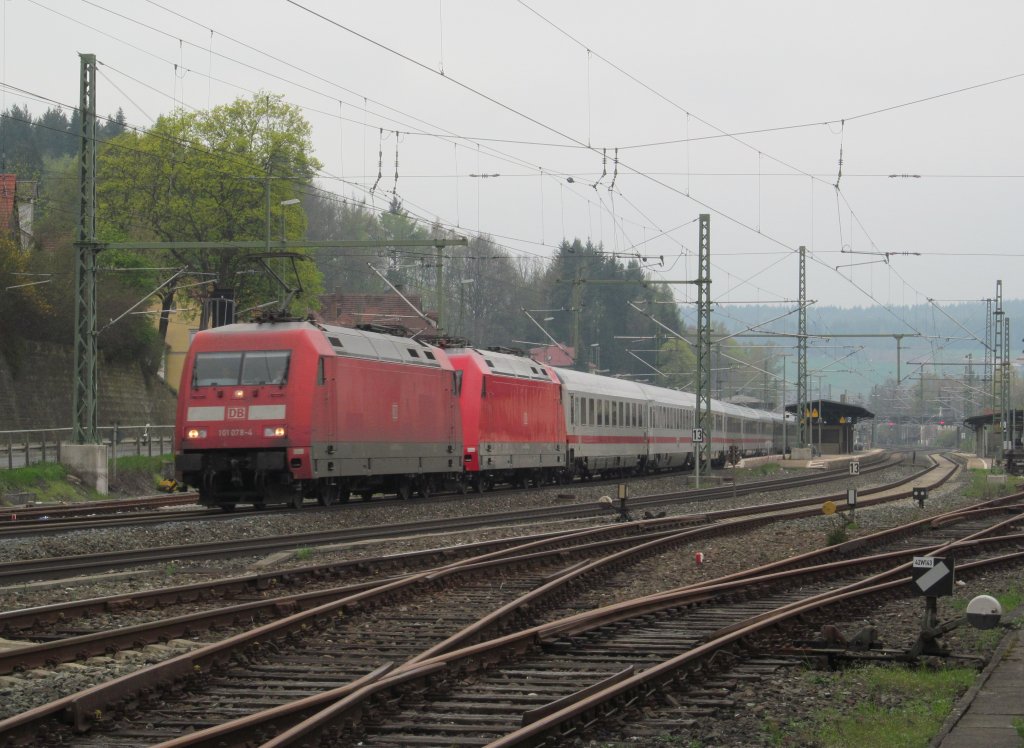 101 078-4 zieht am 01. Mai 2013 eine weitere 101 und IC 2207 durch Kronach.