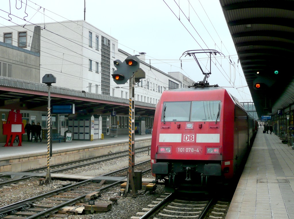 101 078 hat ihren IC nach Mnchen am 5.4.13 auf Gleis 2 in Ulm Hbf geschoben. Links das Empfangsgebude und in der Mitte das Deckungssignal in der Bahnsteigmitte. 