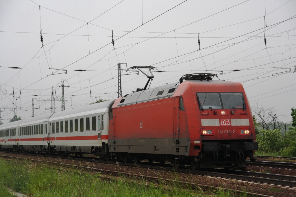 101 079-2 durchfhrt mit einem Leerreisezug den Haltepunkt Saarmund am 30.05.2013.