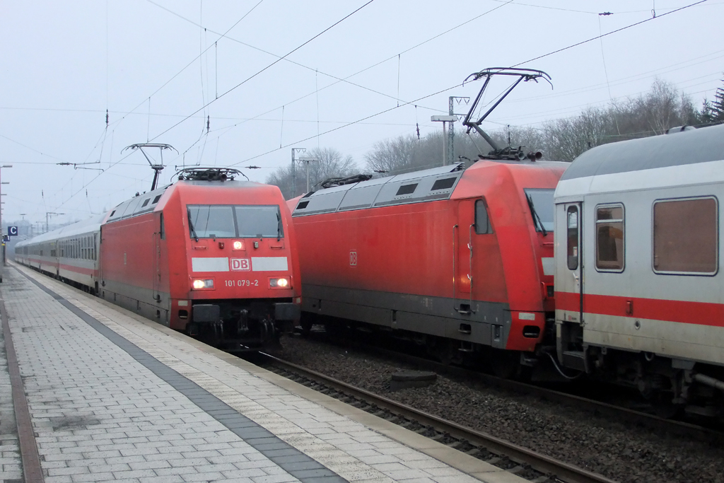 101 079-2 mit IC 1936 nach Kln bei der Einfahrt in Recklinghausen mit im Bild 101 145-1 mit IC 131 nach Emden 6.1.2013 