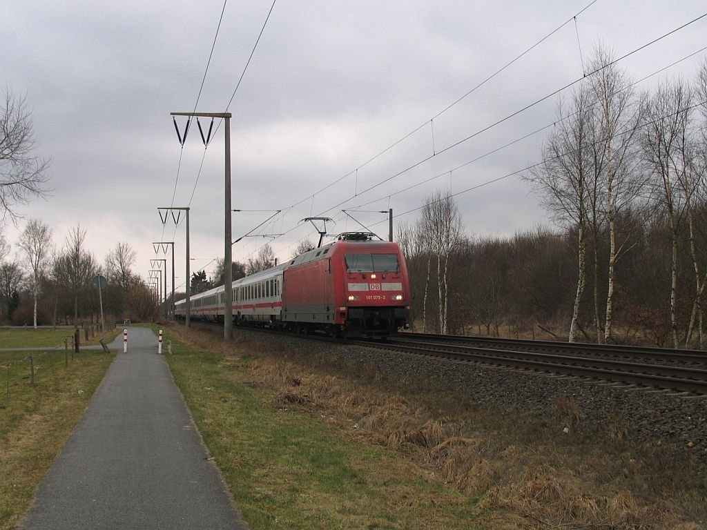 101 079-2 mit IC 533 Luxemburg-Nordeich Mole bei Elsinghausen am 19-03-2010.