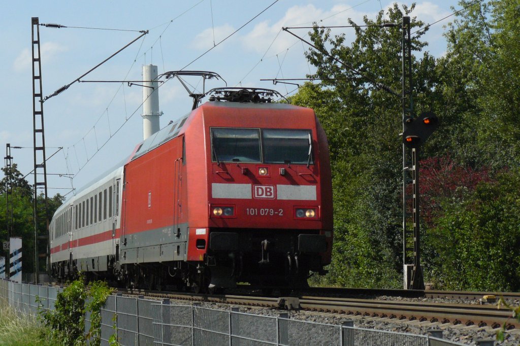 101 079 f�hrt mit ihrem IC ihrem Ziel entgegen und passiert dabei die Bonner S�dstadt (2.8.2011)