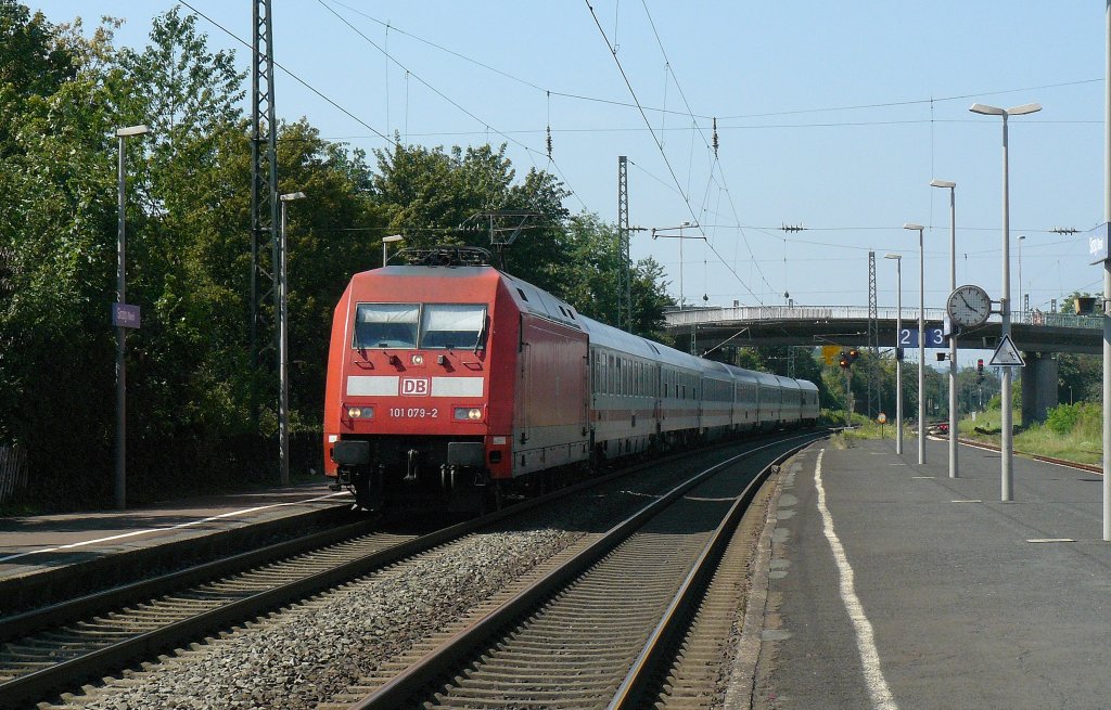 101 079 rast mit ihrem IC1111 von Dsseldorf nach Tbingen durch Sinzig am Rhein. (1.8.2011)