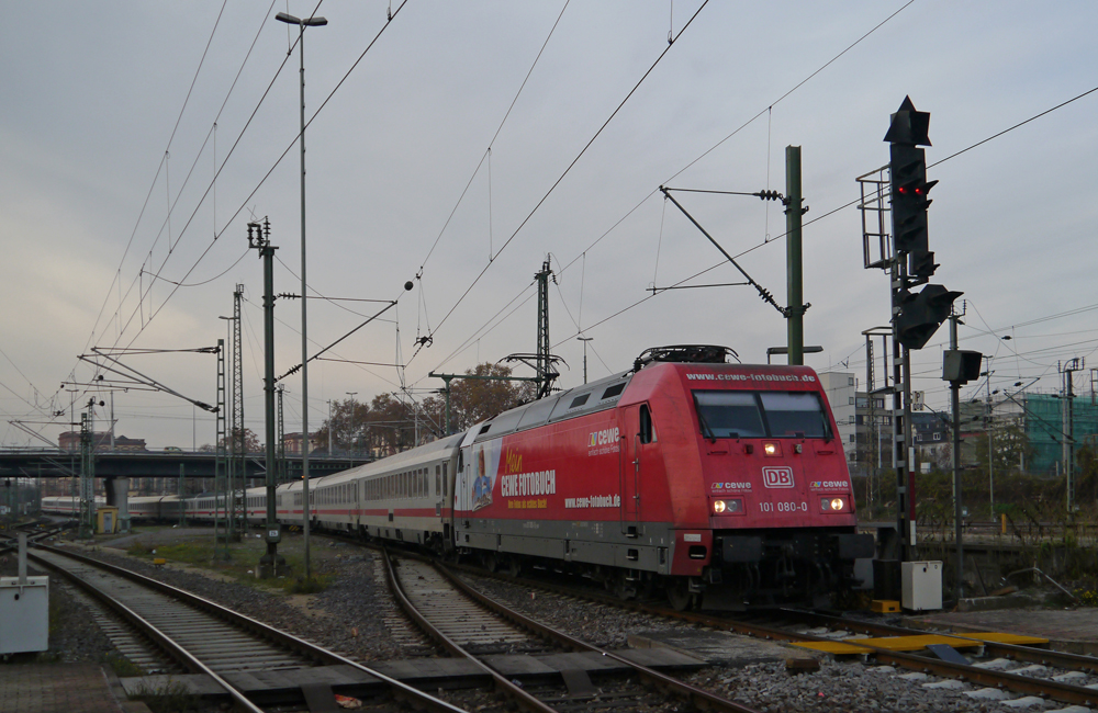 101 080-0  Cewe Fotobuch  fhrt mit IC 2313 in den Mannheimer Hauptbahnhof. (21.11.2012)