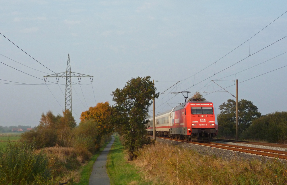 101 080-0 fuhr am 22.10.2012 mit dem IC 2332 von Norddeich Mole nach Kln, hier sdlich von Leer.