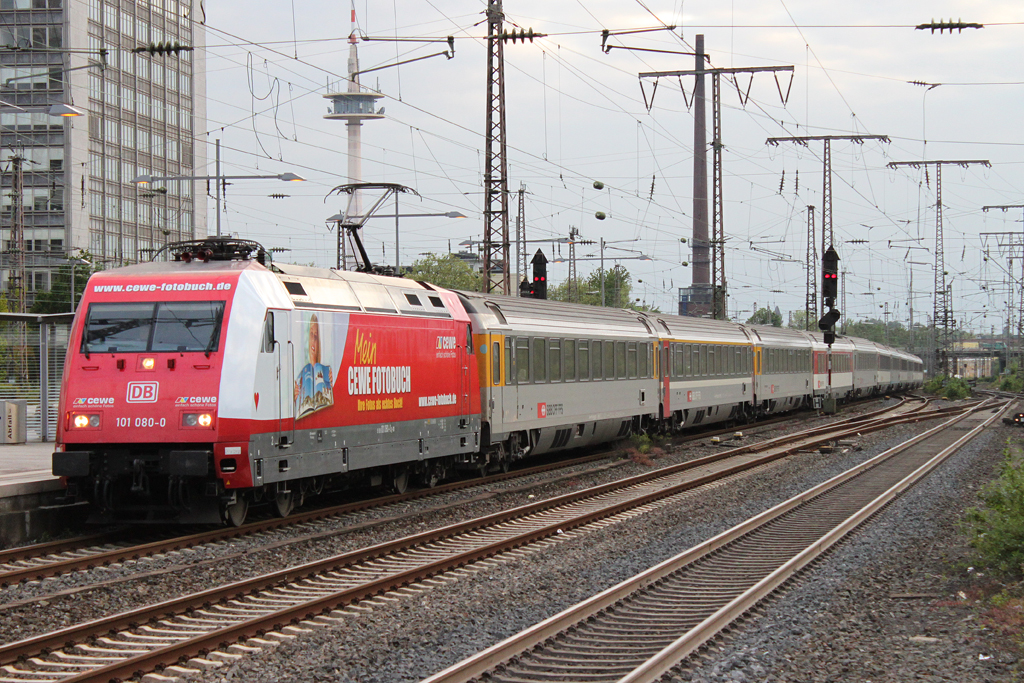 101 080 zog am 18.5.12 einen EuroCity in den Essener Hbf.