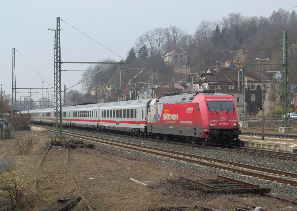 101 081-8  Cewe Fotobuch  zieht IC 2208 am 30. Mrz 2013 durch Kronach.