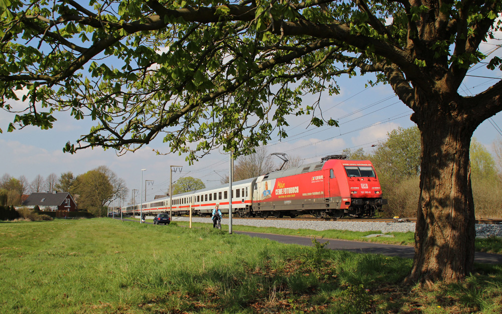 101 081-8 fuhr am 03.05.2013 mit dem IC 2435 von Emden Auenhafen nach Leipzig, hier in Leer.