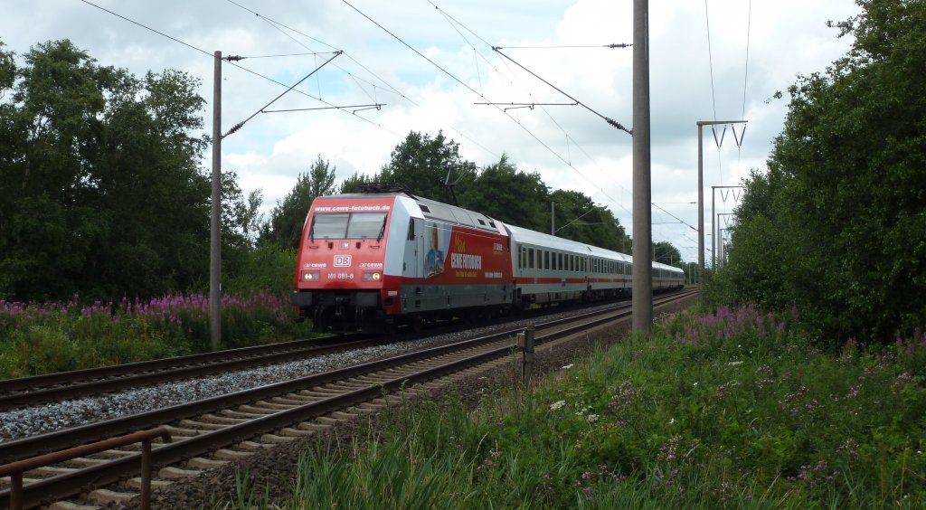 101 081-8 fuhr am 14.07.2012 mit einem IC von Emden gen Osten, hier bei Veenhusen.