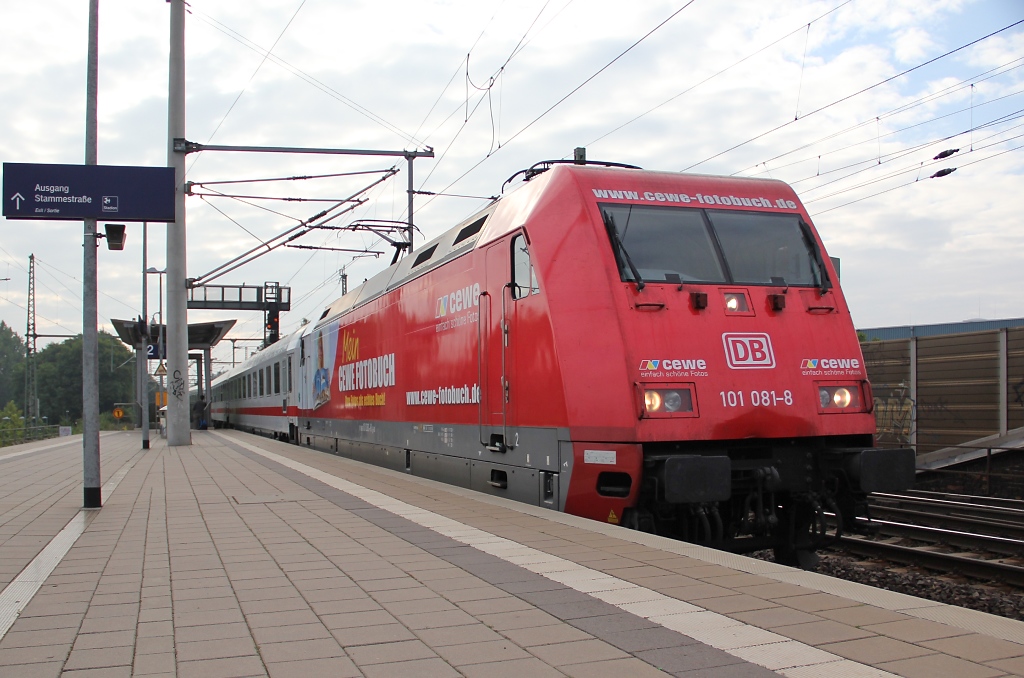 101 081-8 hat mit ihrem IC Hannover Hbf verlassen und passiert Hannover Linden-Fischerhof. Aufgenommen am 08.09.2012.
