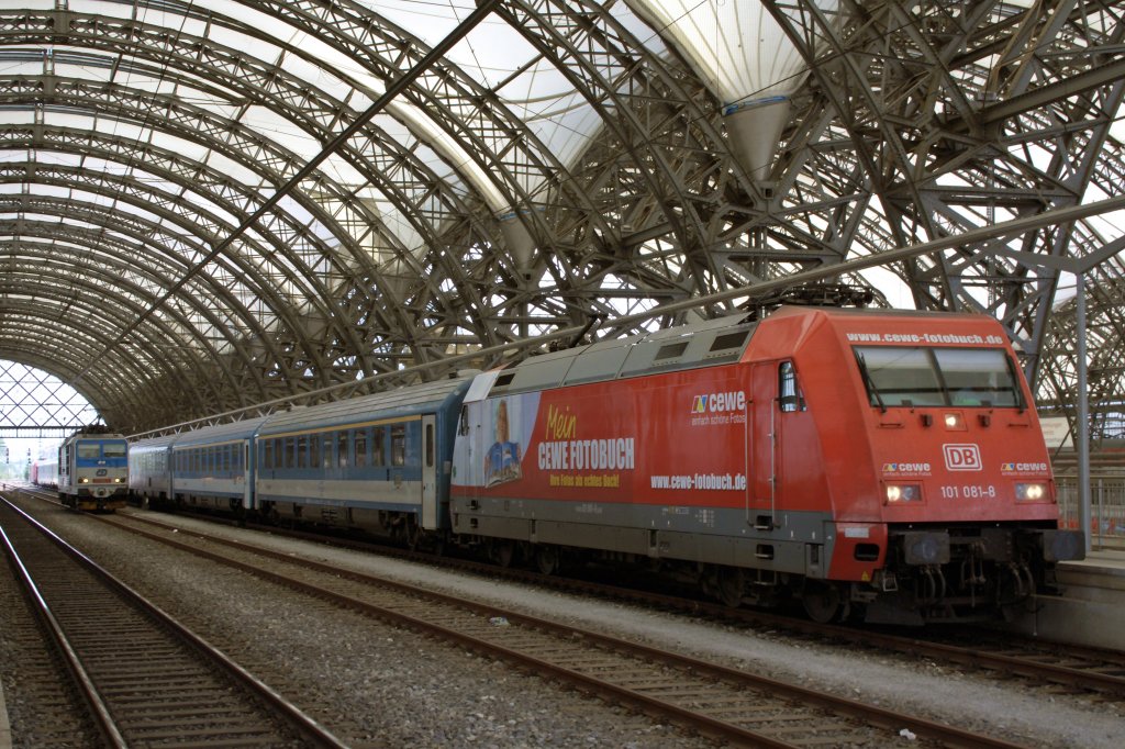 101 081-8 steht am 21.08.'12 mit EC 174 abfahrbereit in Dresden HBf.