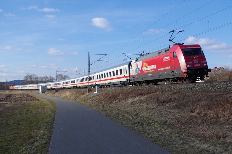 101 081 Cewe-Fotobuch am 01.04.2013 mit IC 2207 und 120 104 in Gundelsdorf Richtung Kronach. 