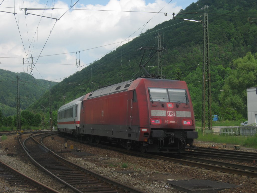 101-081 schiebt am 7.6.10 den IC 2260 nach Karlsruhe durch Geislingen (Steige). Die Lok msste wohl mal gewaschen werden.