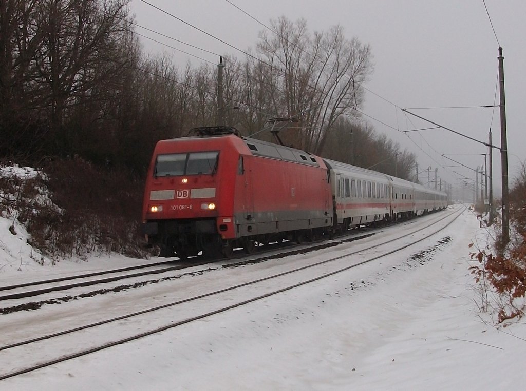 101 081 zog am 07.Januar 2011 den IC von Hannover nach Binz,als Dieser Bergen/Rgen verlie. 
