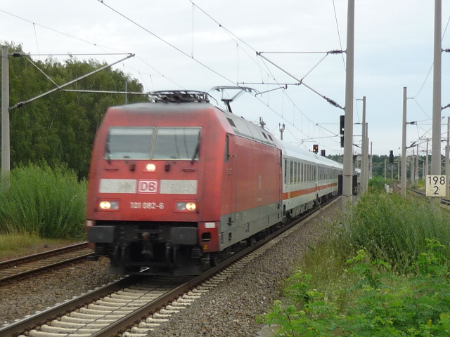 101 082-6 durchfhrt den bahnhof Gifhorn. Aufgenommen am 22.08.2010.