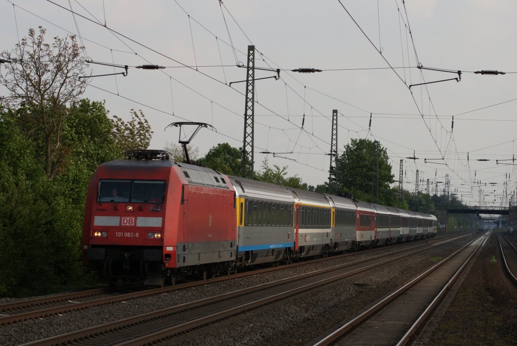 101 082-6 mit einem Eurocity in Duisburg-Rahm am 16.05.2010
