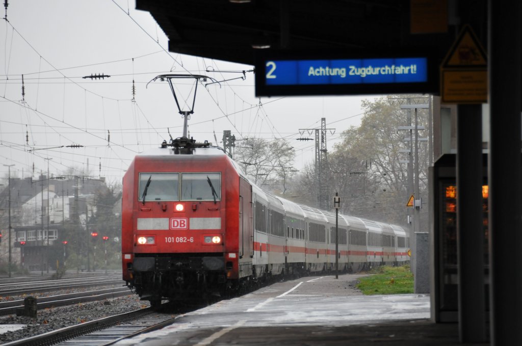 101 082-6 rast mit seinem IC durch Kln-West. Der Zugzielanzeiger auf Bahnsteig 2 warnt vor dem durchfahrenden Zug. Aufgenommen am 13/11/2010.