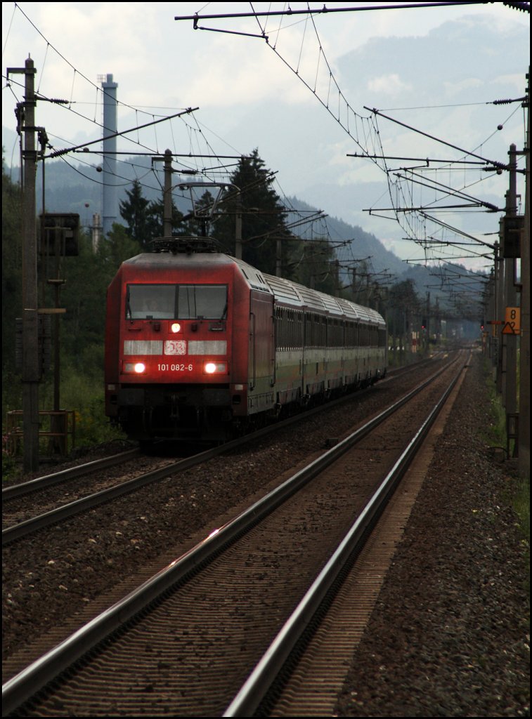 101 082 (9180 6101 082-6 D-DB) ist mit einem InterCity durch das Inntal unterwegs und wird in wenigen Augenblicken mit 140 Km/h durch Langkampfen jagen. (10.08.2009)