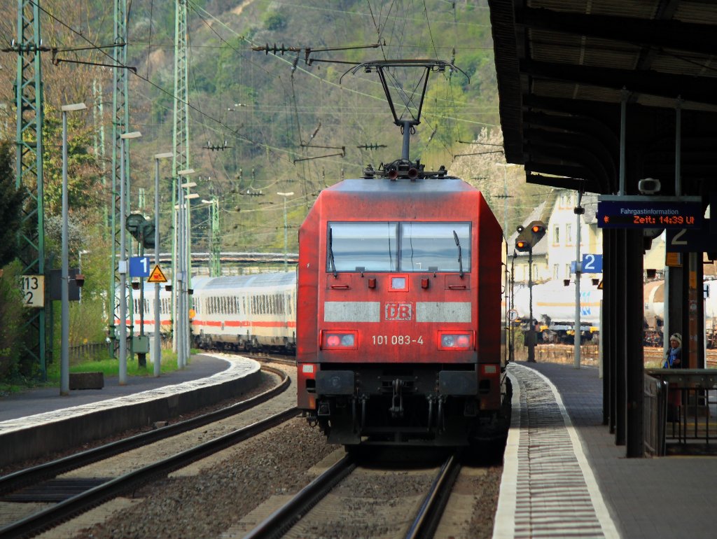 101 083-4 schiebt am 03.04.2012 einen IC Umleiter durch Linz Richtung Kln. 