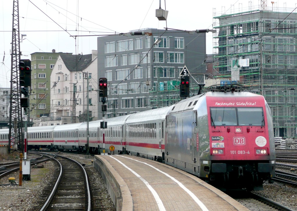 101 083 fhrt am 7.4.13 mit einem IC aus Mnchen in Ulm Hbf auf Gleis 1 ein.