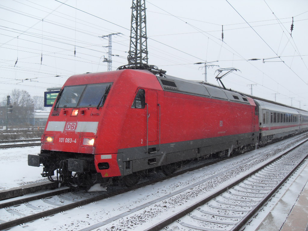 101 083 mit einen IC aus Schipol am 16.12.2010 in Stendal.Der Zug hatte eine Versp�tung von 40 min. 




 
