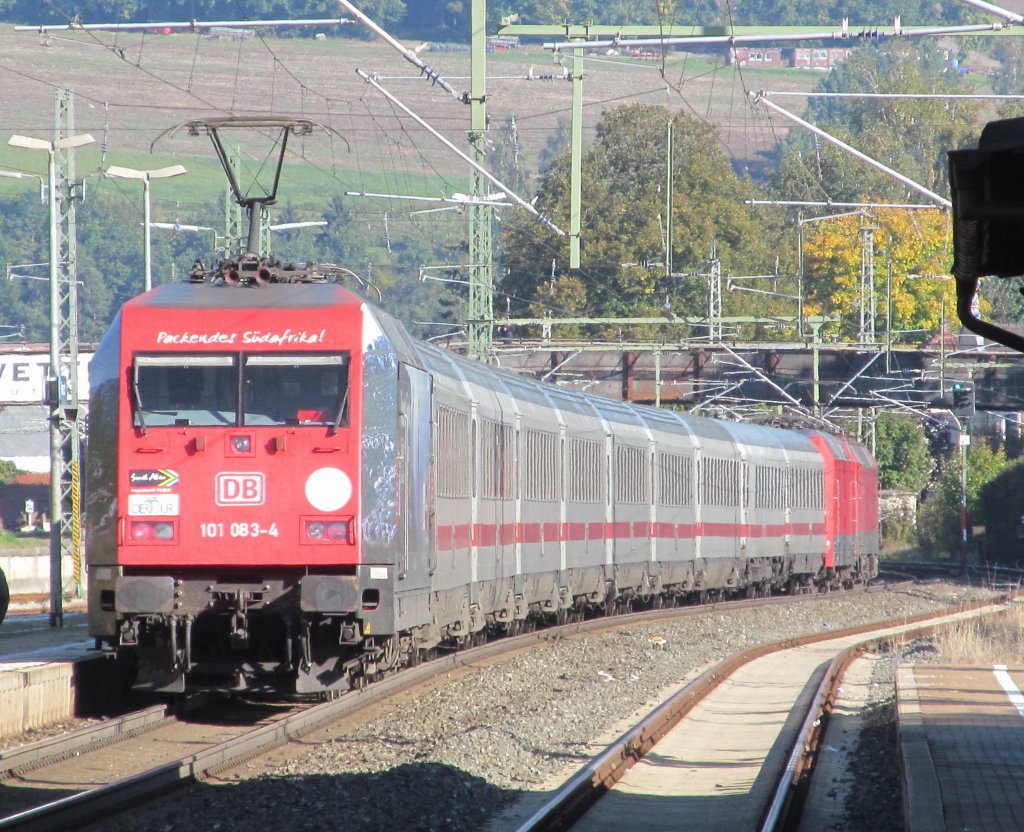 101 083  Sdafrika  schiebt am 30. September 2012 IC 2208 durch Kronach. Den Zug zieht 120 131, an zweiter Stelle luft 101 104 kalt mit.