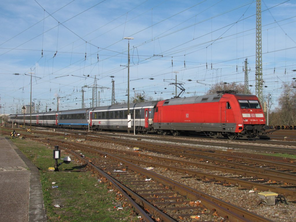 101 084-2 bei der Einfahrt in den Badischen Bahnhof in Basel mit einem EC nach Zrich - chur am 26.12.2009 (Standort war die ffentliche Zufahrt zum DB Eilgut - Gebude)