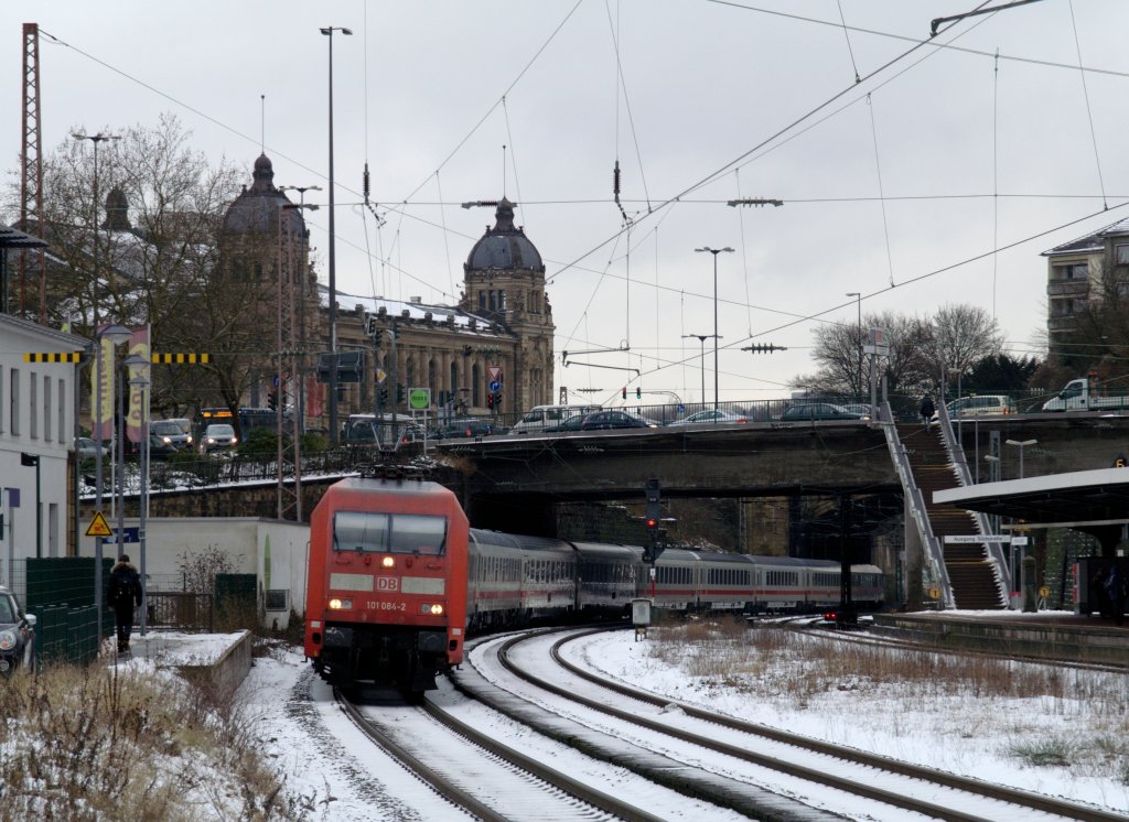 101 084-2 hat mit ihrem IC gerade Wuppertal Hbf verlassen und passiert nun Wuppertal Steinbeck. 28.01.2010