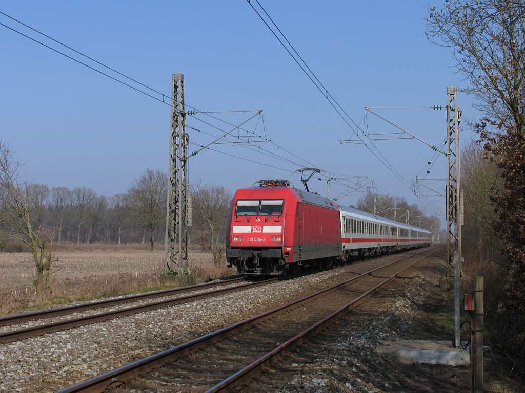 101 084-2 mit IC 2134 Nordeich Mole-Luxembourg Hauptbahnhof bei Beckhusen (B 287.423) am 23-3-2012.