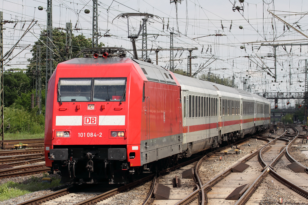 101 084-2 mit IC bei der Einfahrt in den Dortmunder Hbf. 9.5.2013