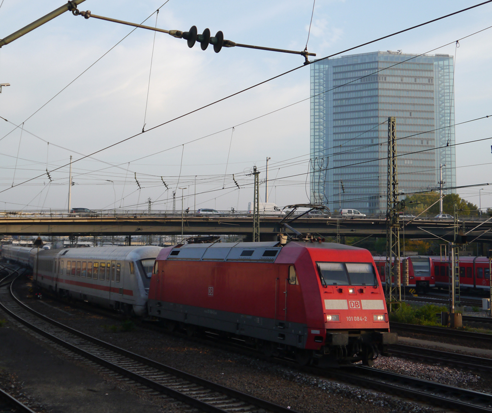 101 084-2 zieht den IC 2054 mit 30-mintiger Versptung aus dem Mannheimer Hbf. Der Steuerwagen ist auerplanmig direkt hinter der 101 eingereiht. (22.10.2012)