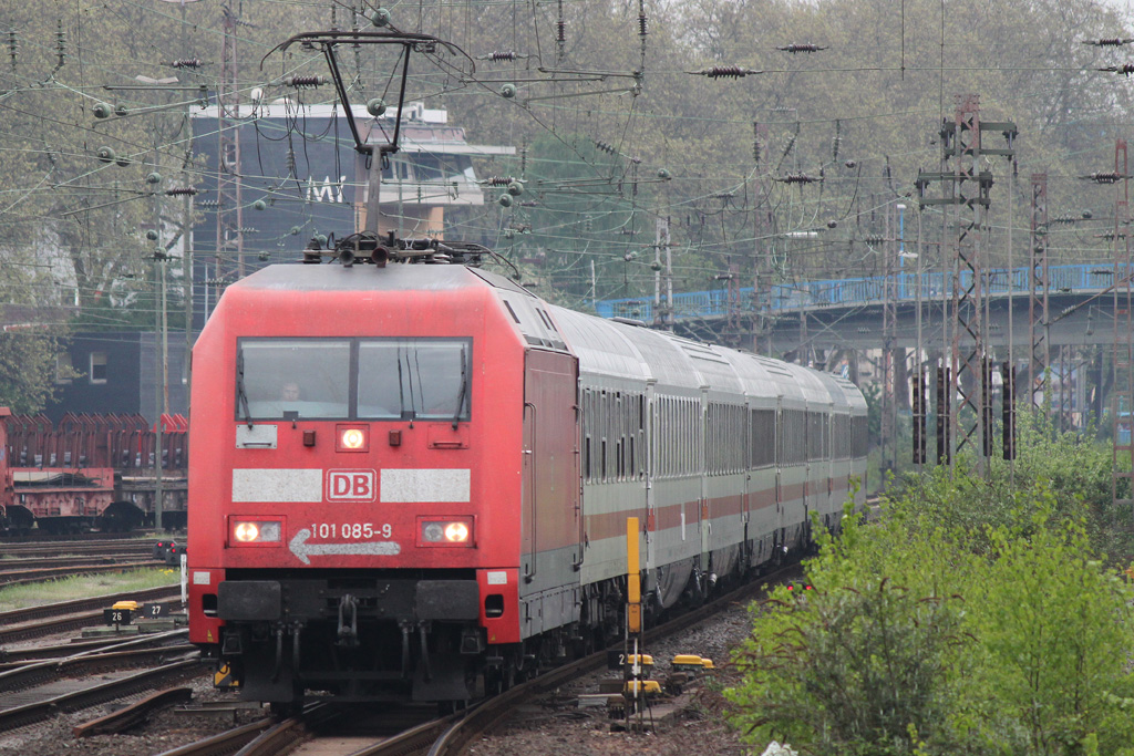 101 085 zieht am 1.5.12 einen IC durch M�hlheim-Styrum.Gru� an den Tf!
