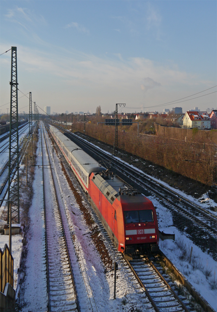 101 086-7 ist mit dem IC 2055 durch Mannheim unterwegs. (08.12.2012)