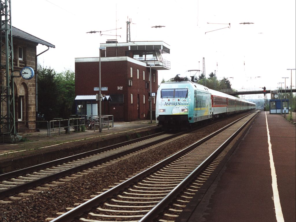 101 086-7 mit einem IC-Zug auf Bahnhof Hasbergen am 22-4-2000. Bild und scan: Date Jan de Vries.