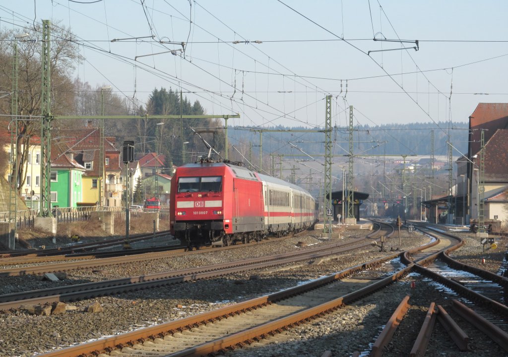 101 086-7 zieht am 16. Mrz 2013 den IC 2983 nach Mnchen Hbf durch Kronach.