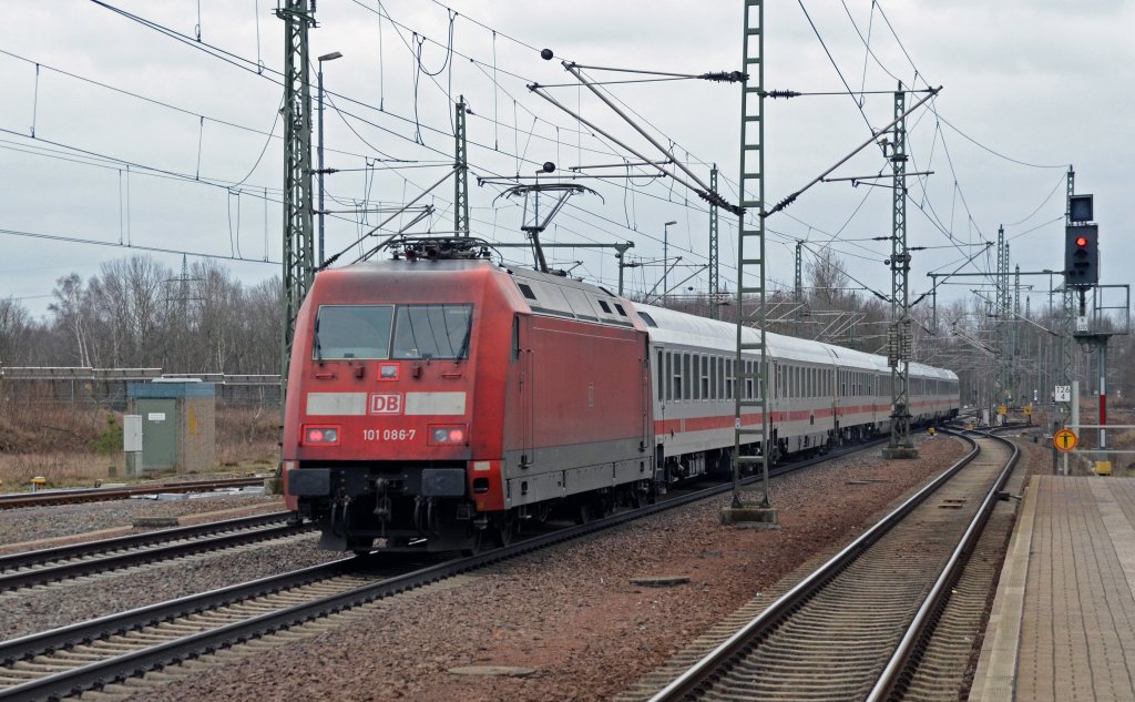 101 086 schob den IC 2356 von Berlin kommend am 03.02.13 durch Muldenstein seinem nchsten Halt Bitterfeld entgegen. Bei 101 086 ist der falsche Stromabnehmer gehoben.